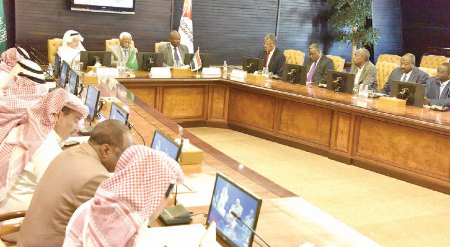 جانب من لقاء مسؤولين سودانيين  في قطاع الأعمال السعودي بمجلس الغرف في الرياض أمس (الشرق الأوسط)