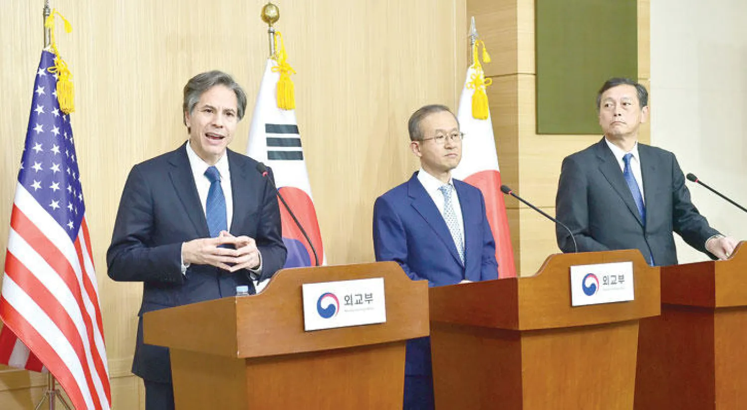 مساعد وزير الخارجية الأميركي توني بلينكن يتحدث بجانب نظيره الكوري الجنوبي ليم سونغ - نام والياباني اكيتاكا سايكي خلال مؤتمر صحافي في سيول، كوريا الجنوبية، أمس (أ.ف.ب)