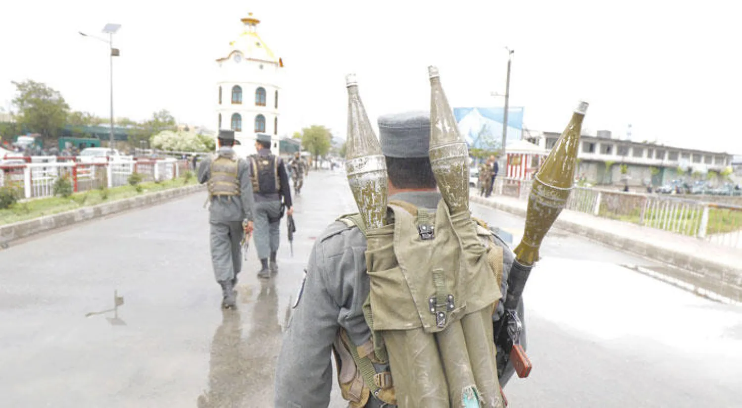 جنود أفغان في موقع التفجير الانتحاري في العاصمة كابل أمس «أ ب أ»