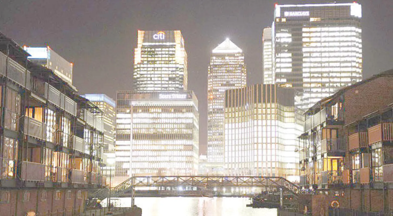 ضاحية كناري وارف التي تعد حي المال والأعمال في العاصمة البريطانية لندن (رويترز)