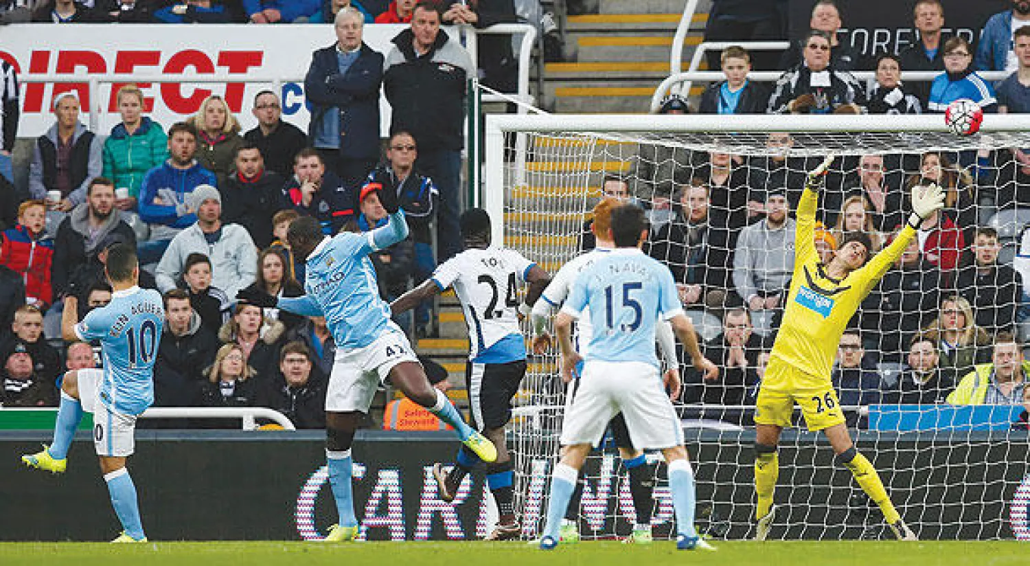 أغويرو (يسار) يسجل برأسه في مرمى نيوكاسل هدف مانشستر سيتي المثير للجدل (رويترز)