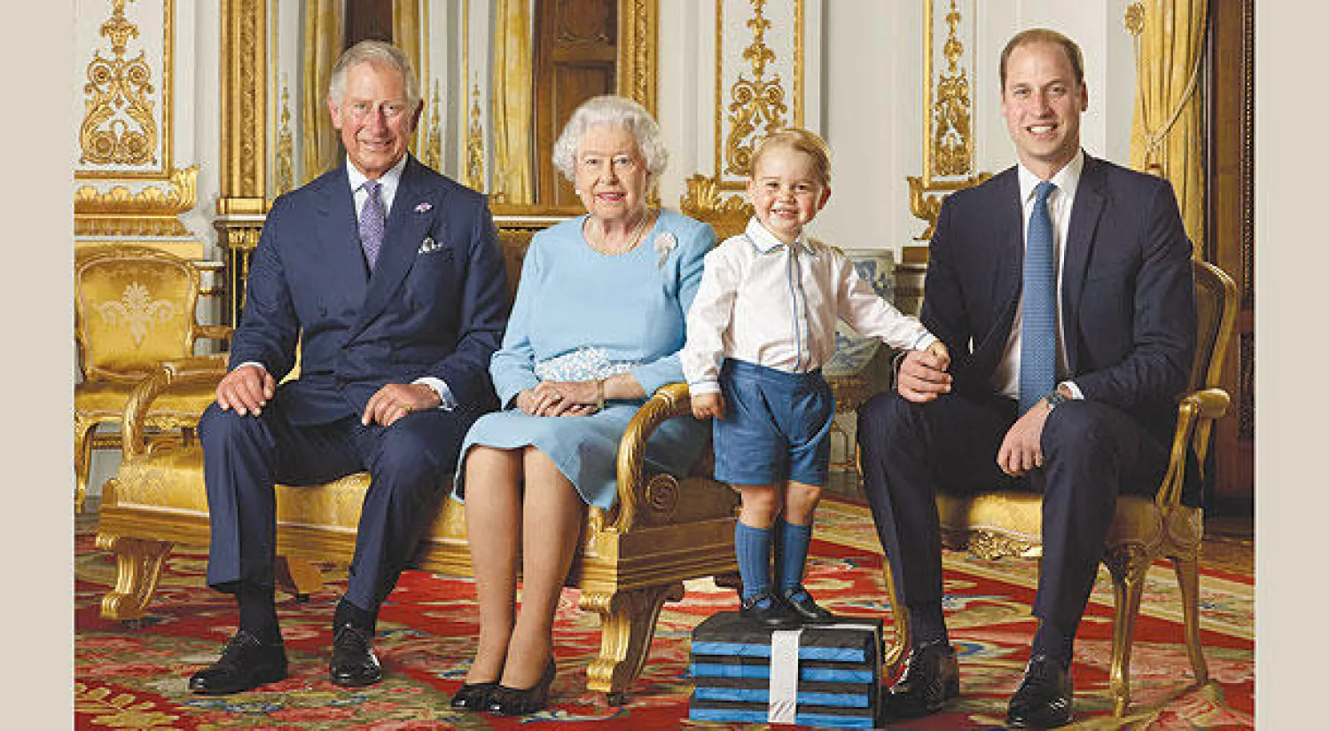 صورة تذكارية للملكة إليزابيث مع ولي العهد الأمير تشارلز والأمير ويليام والأمير جورج (إ.ب.أ)