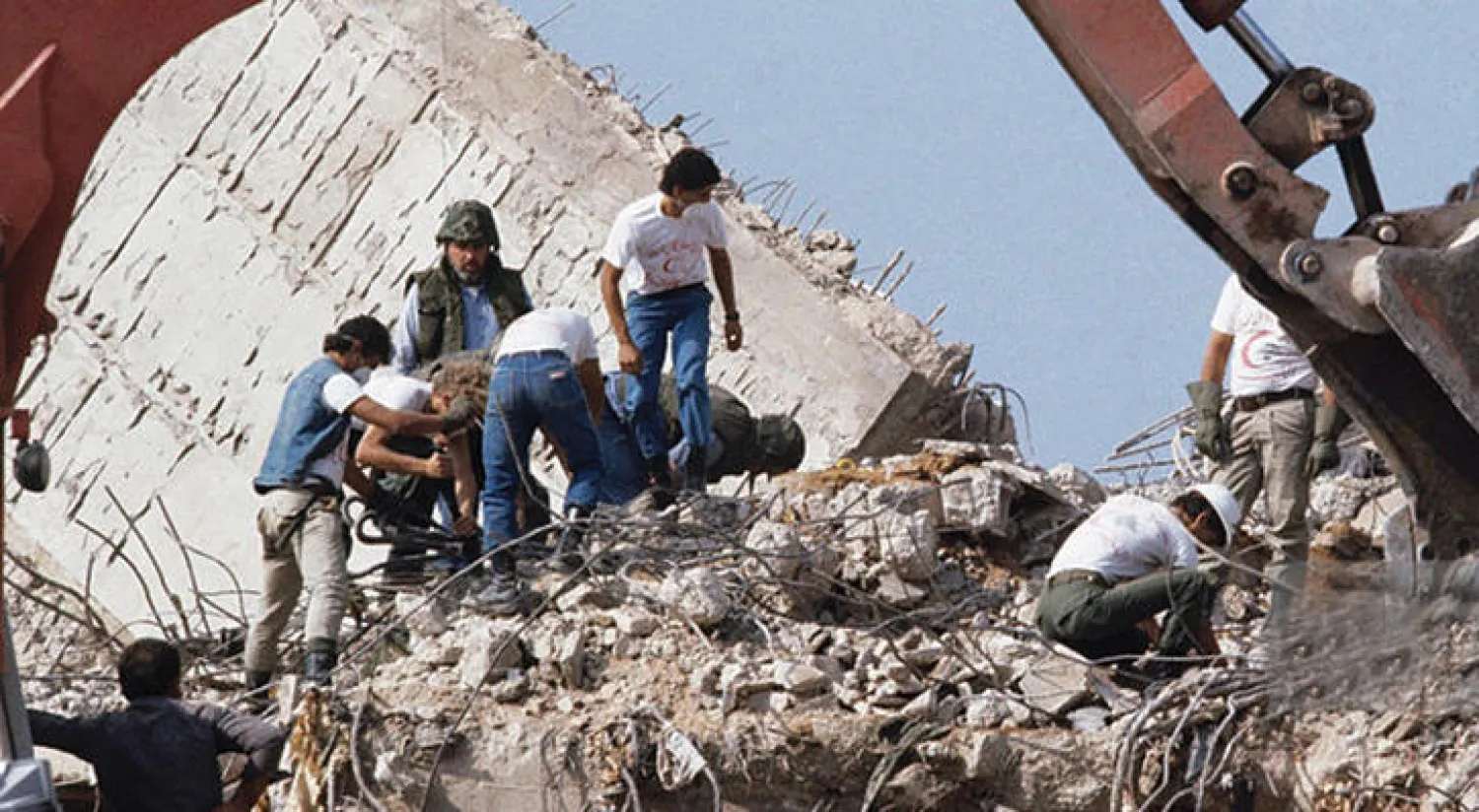 جنود أميركيون يبحثون عن ضحايا وسط أنقاض تفجيرات مركز المارينز في بيروت التي وقعت في أكتوبر 1983 (غيتي)