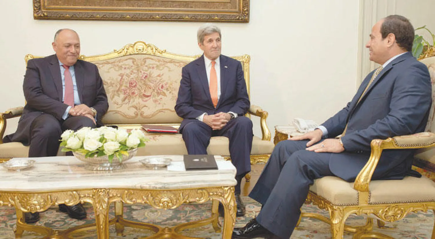 الرئيس السيسي لدى استقباله وزير الخارجية الأميركي جون كيري بحضور سامح شكري وزير الخارجية المصري في القاهرة أمس (إ.ب.أ)