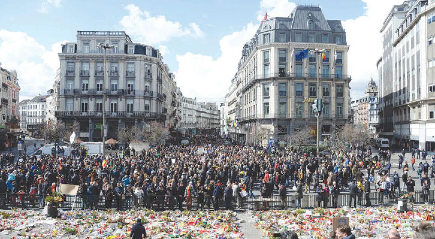 بلجيكيون يشاركون في مسيرة للتنديد بالإرهاب والكراهية بساحة «البورصة» في بروكسل الأحد الماضي (أ.ف.ب)