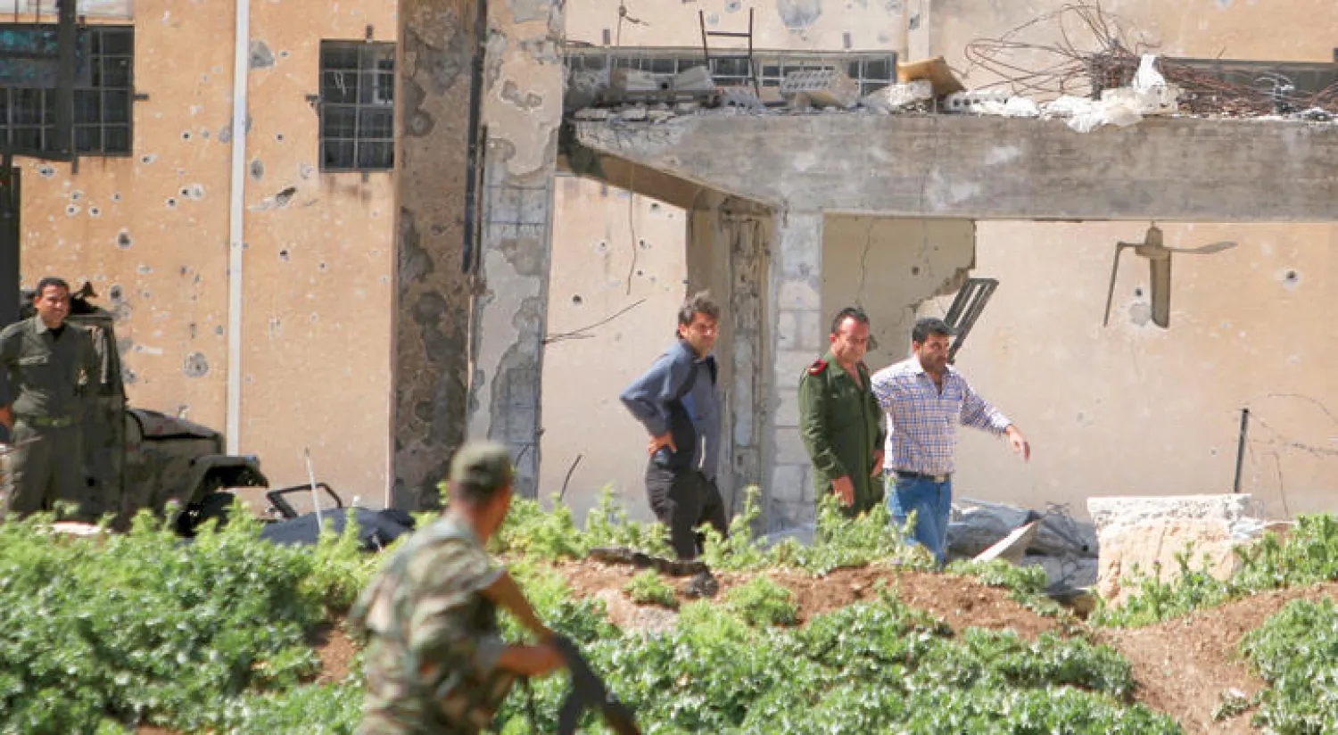 عناصر من قوات الأسد تسلم نفسها للقوات الكردية في القامشلي شمال شرقي سوريا على أثر معارك بين الطرفين (رويترز)