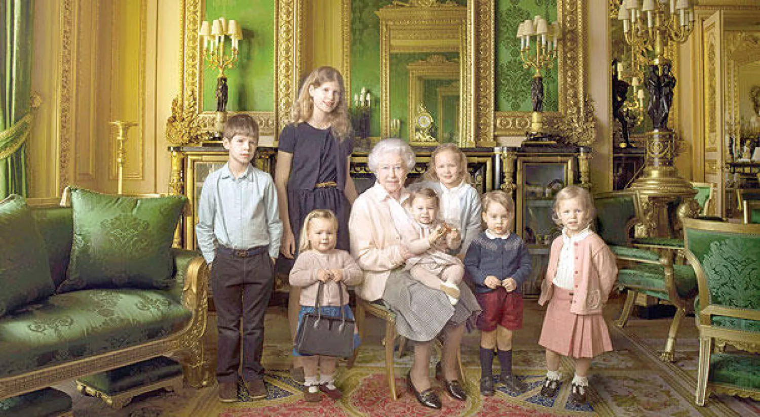 صورة رسمية مع أحفادها وحفيداتها (إ.ب.أ)