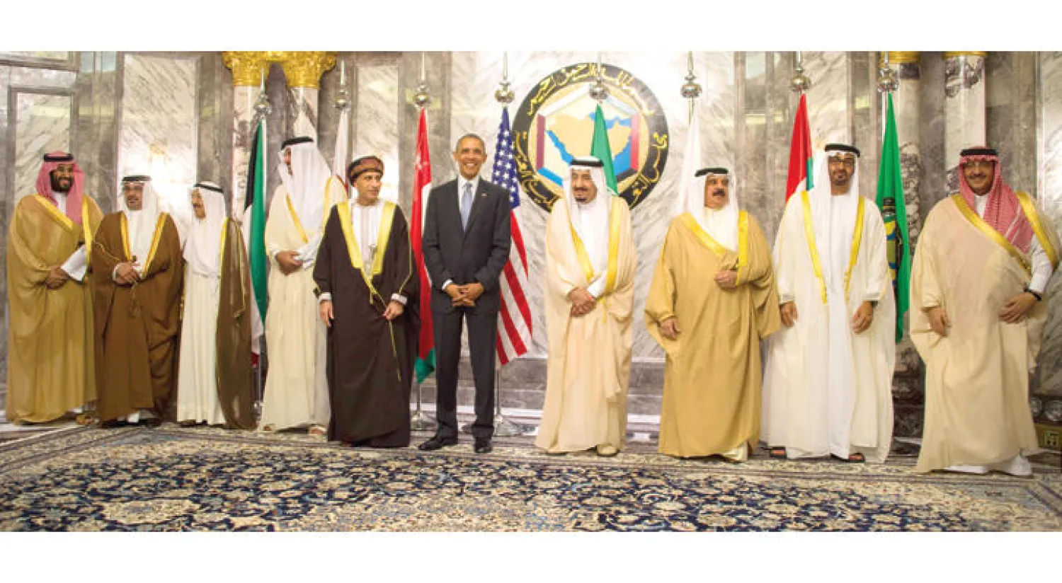 الملك سلمان يتوسط الرئيس باراك أوباما والملك حمد بن عيسى والشيخ صباح الاحمد والشيخ تميم بن حمد في صورة تذكارية بمناسبة القمة الخليجية ـ الأميركية.. ويبدو فهد بن محمود والشيخ محمد بن زايد والأمير محمد بن نايف والأمير محمد بن سلمان والأمير سلمان بن حمد آل خليفة ود. عبد اللطيف الزياني