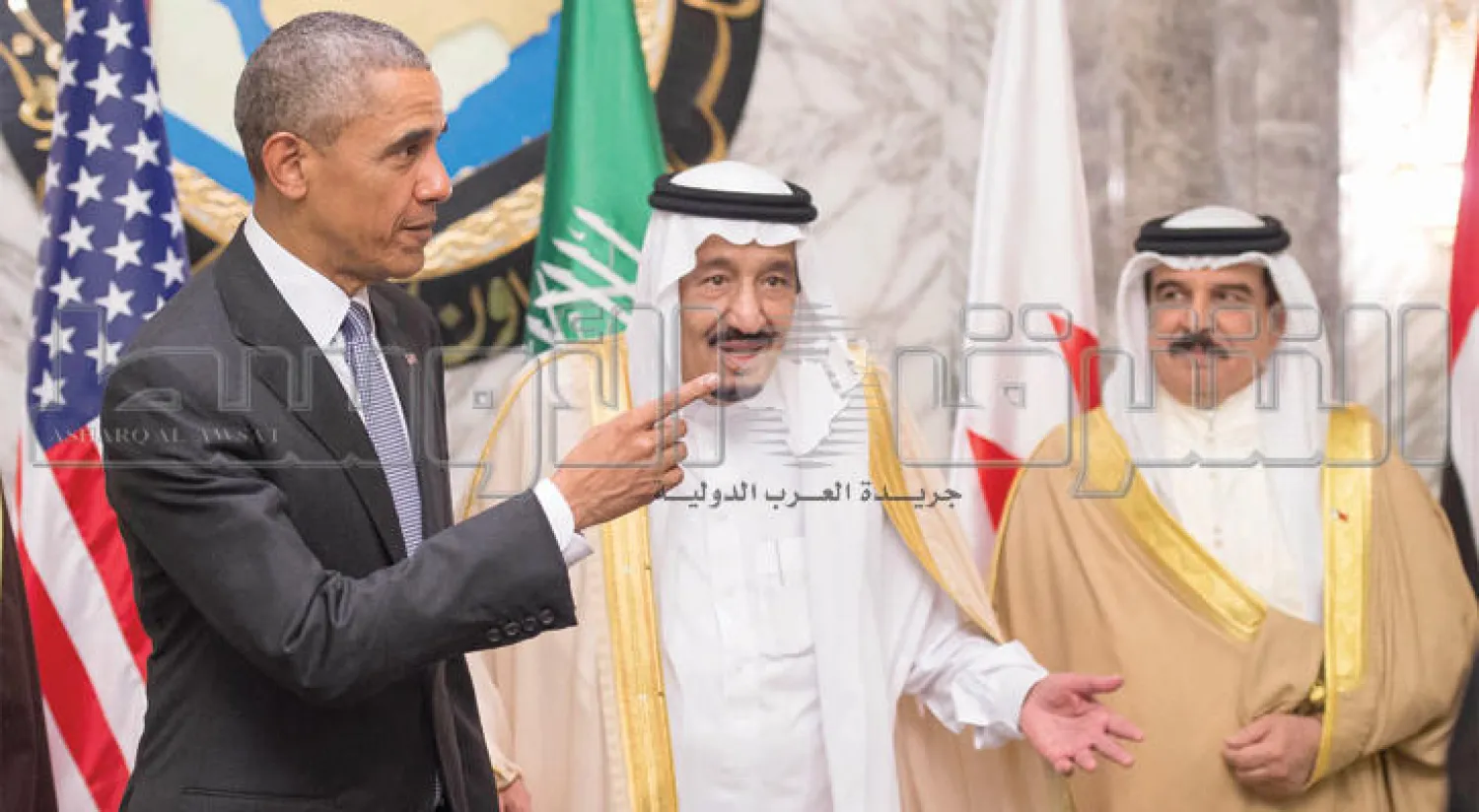 الملك سلمان بن عبد العزيز والرئيس باراك أوباما قبل بدء الجلسة.. ويبدو العاهل البحريني الملك حمد بن عيسى آل خليفة (تصوير: بندر الجلعود)