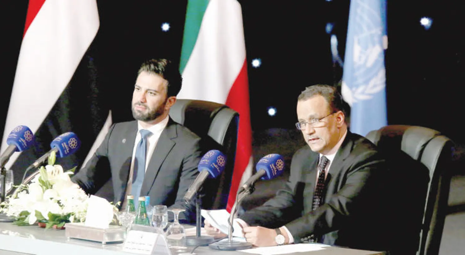 المبعوث الاممي الى اليمن ولد الشيخ مع المتحدث بإسم الامم المتحدة شربل راجي في مؤتمر صحافي في الكويت أمس (أ.ف.ب)