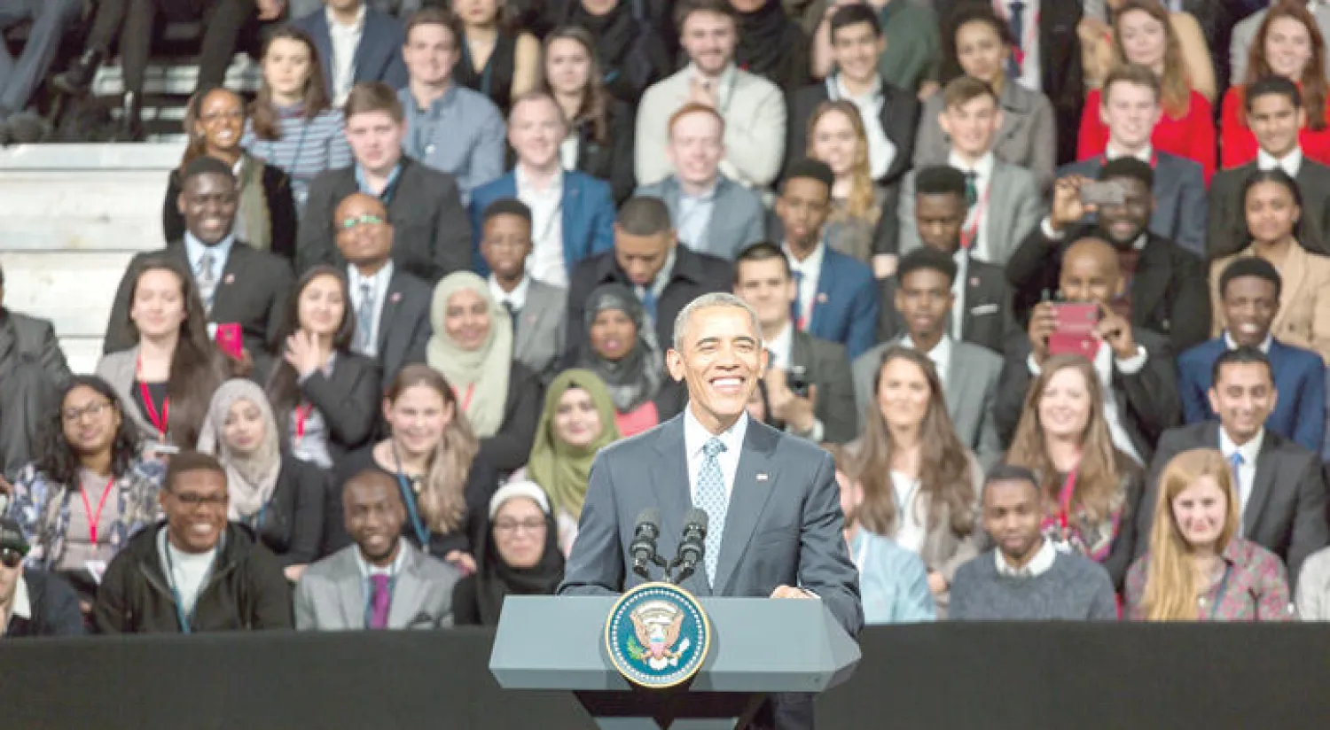 الرئيس الأميركي أوباما يتحدث إلى مجموعة من الشباب البريطاني في قاعة ليندلي بالعاصمة لندن أمس (تصوير: جيمس حنا)