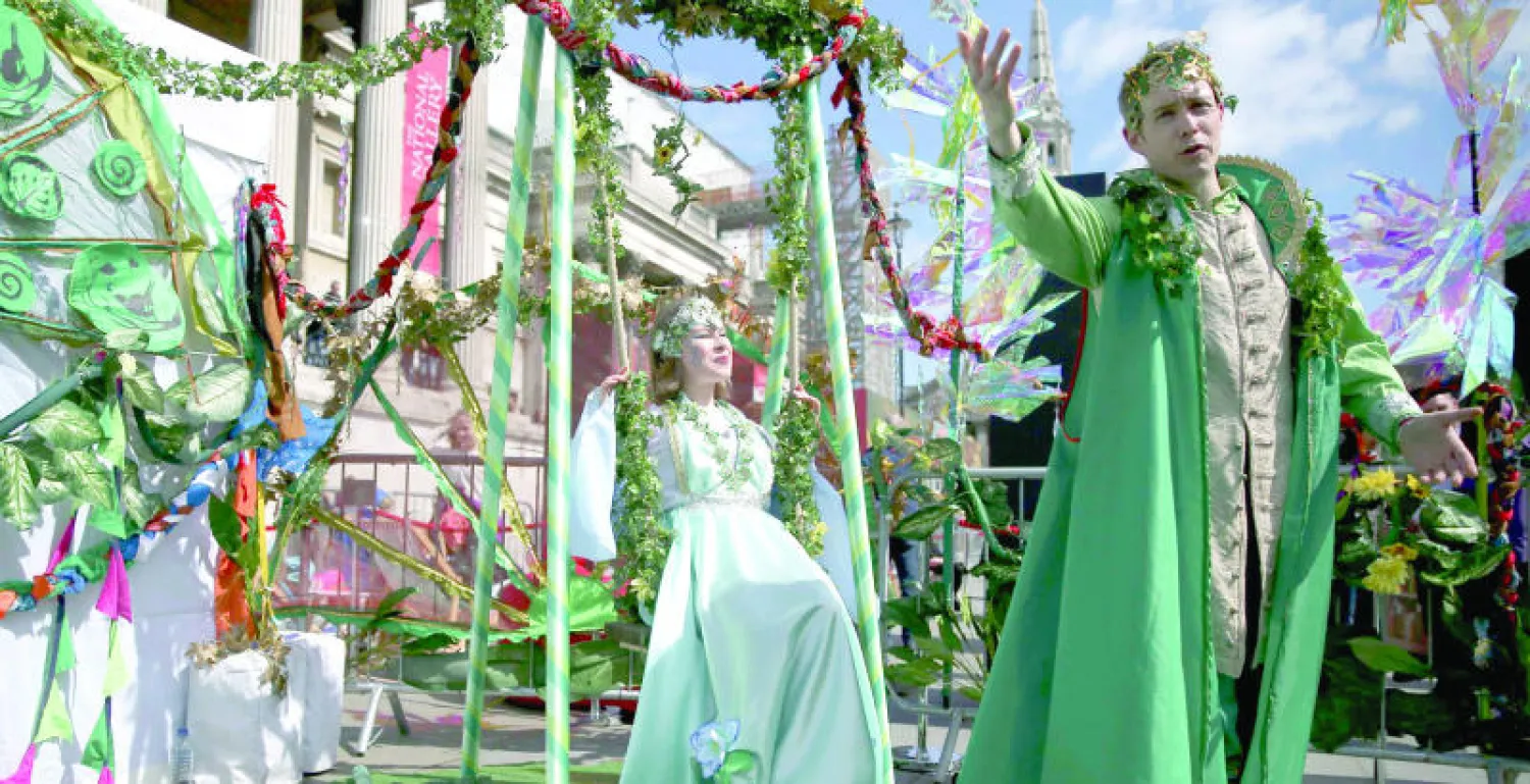 جانب من مسرحية «حلم ليلة صيف» لشكسبير قدمها ممثلون هواة في لندن (رويترز)