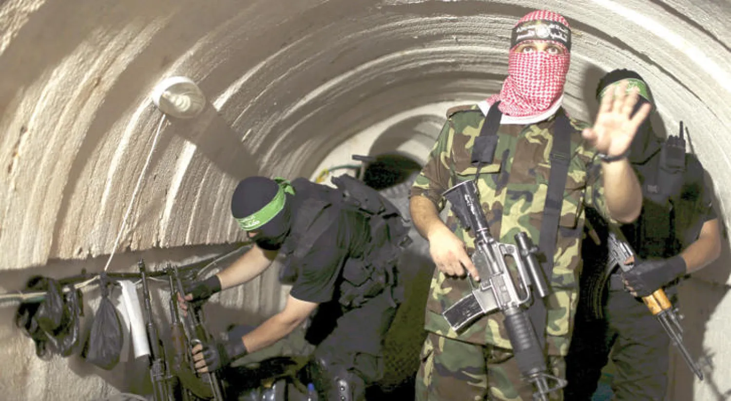 صورة تعود لعام 2014 لعناصر كتائب القسام في أحد الأنفاق (رويترز)