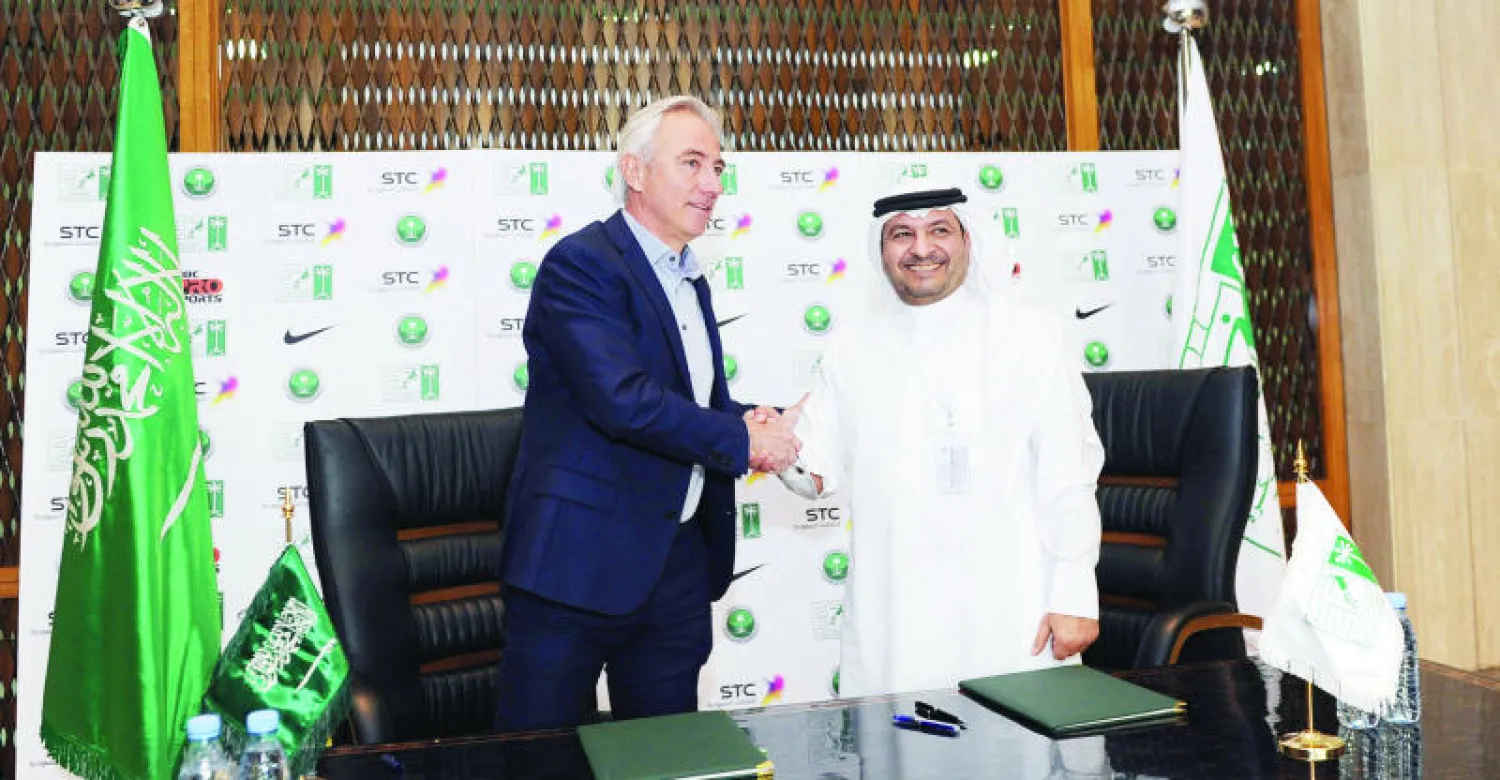 فان مارفيك خلال توقيعه أمس العقد مع أمين اتحاد الكرة أحمد الخميس (تصوير: المركز الإعلامي للمنتخب السعودي)