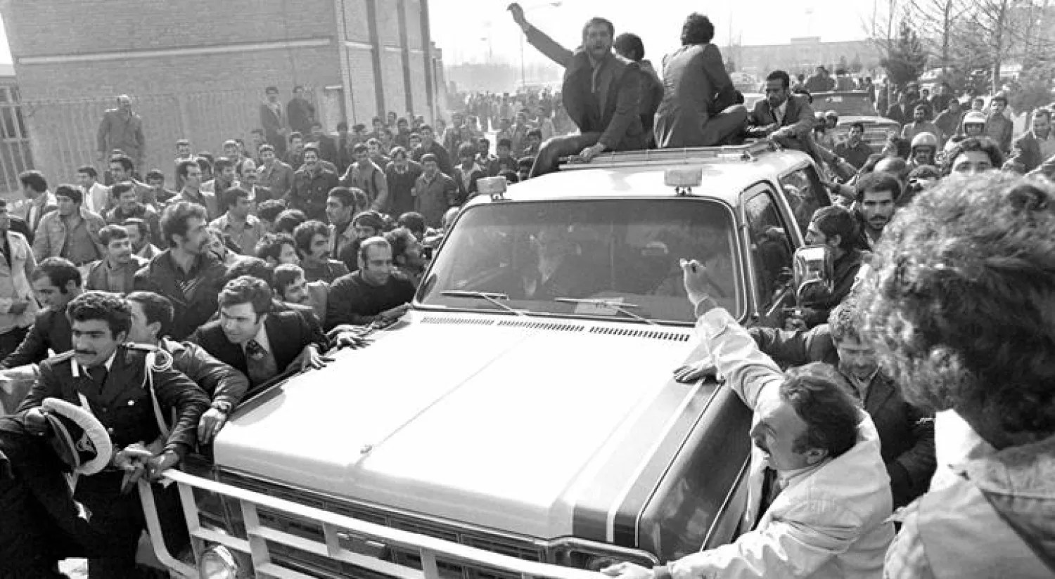 الاف الايرانيين خلال استقبالهم زعيم الثورة الايرانية الخميني عام 1979 في طهران (أ.ف.ب)
