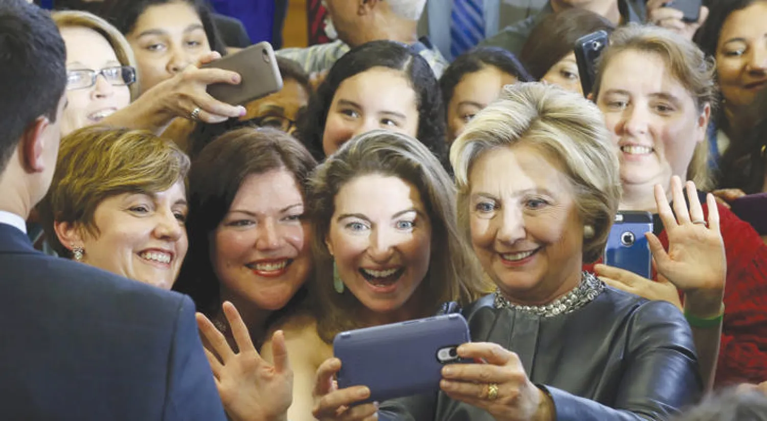 المرشحة الديمقراطية في الانتخابات الرئاسية الأميركية هيلاري كلينتون خلال فعالية انتخابية في ولاية رود إيلاند أول من أمس (رويترز)