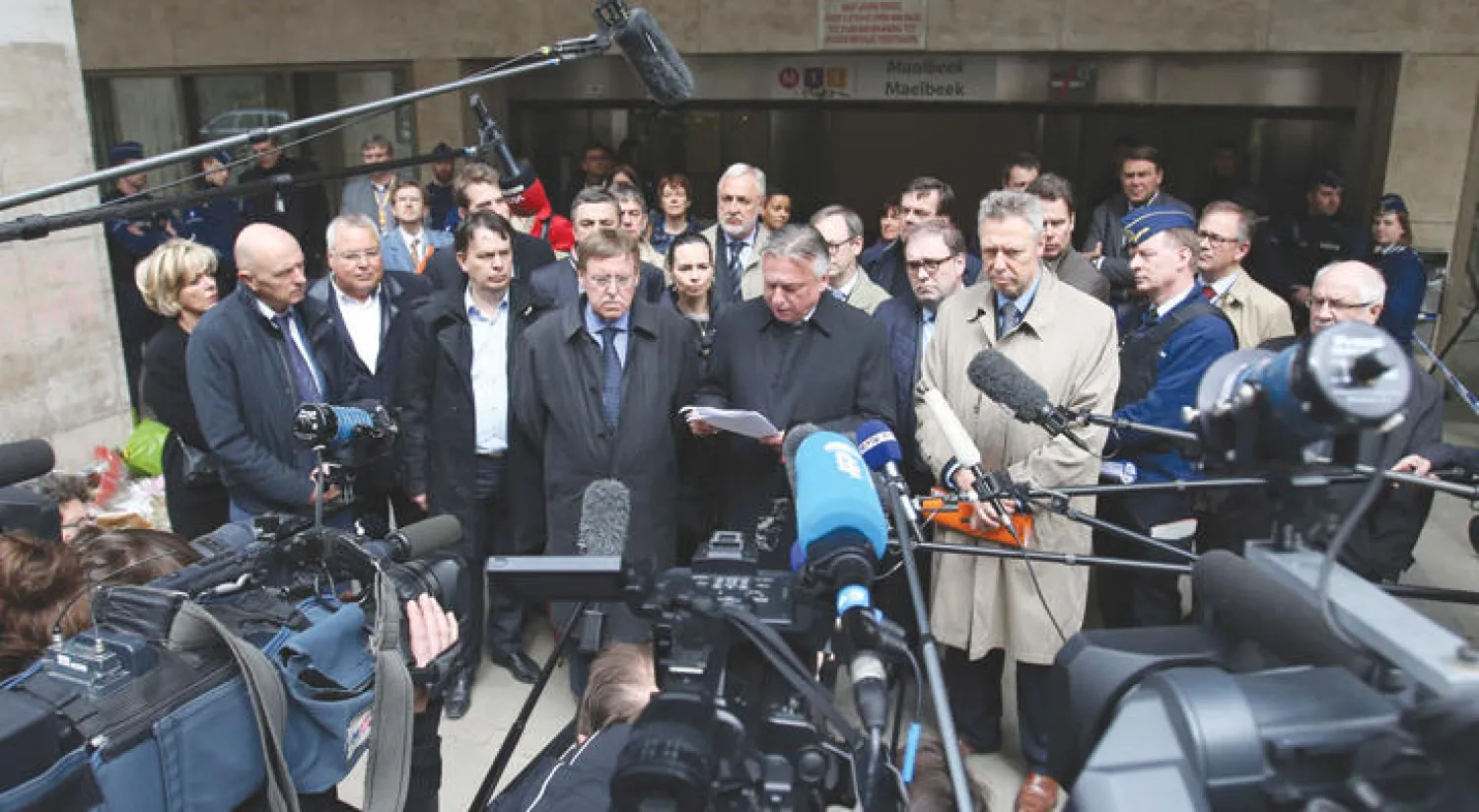أعضاء لجنة التحقيق البرلمانية في تفجيرات بروكسل يعلنون افتتاح محطة مترو الأنفاق مالبيك وسط العاصمة البلجيكية اليوم (الاثنين) التي سقط فيها 16 ضحية (أ.ف.ب)