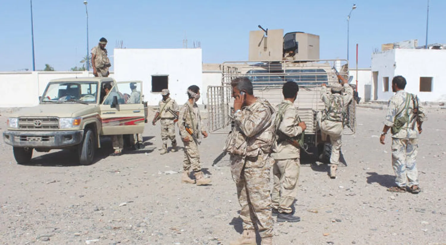 قوات عسكرية يمنية خلال عملية أمنية في لحج أمس ضمن سلسلة عمليات يقودها التحالف وتهدف لطرد مقاتلي تنظيم القاعدة من المحافظات الجنوبية (أ.ف.ب)