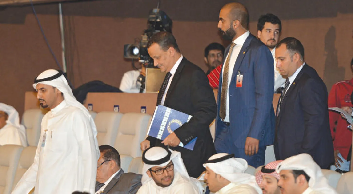 إسماعيل ولد الشيخ لدى وصوله إلى وزارة الإعلام الكويتية في مدينة الكويت الجمعة الماضي لحضور مؤتمر صحافي بشأن المفاوضات التي دخلت يومها الخامس اليوم (أ. ب)