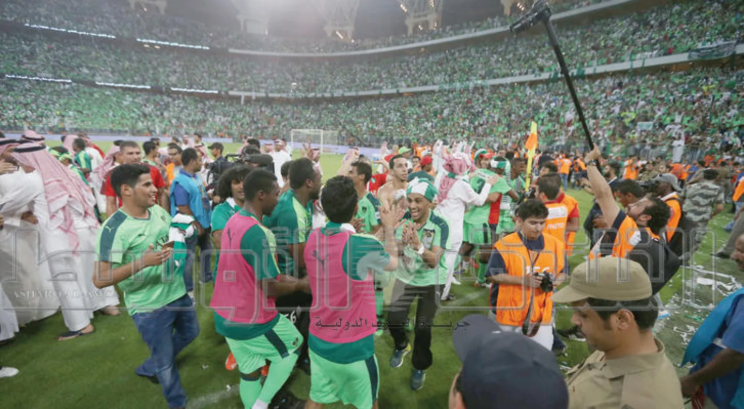 لاعبو الأهلي يحتفلون بلقب الدوري السعودي أمس بعد الفوز الثمين على الهلال (تصوير: محمد المانع)