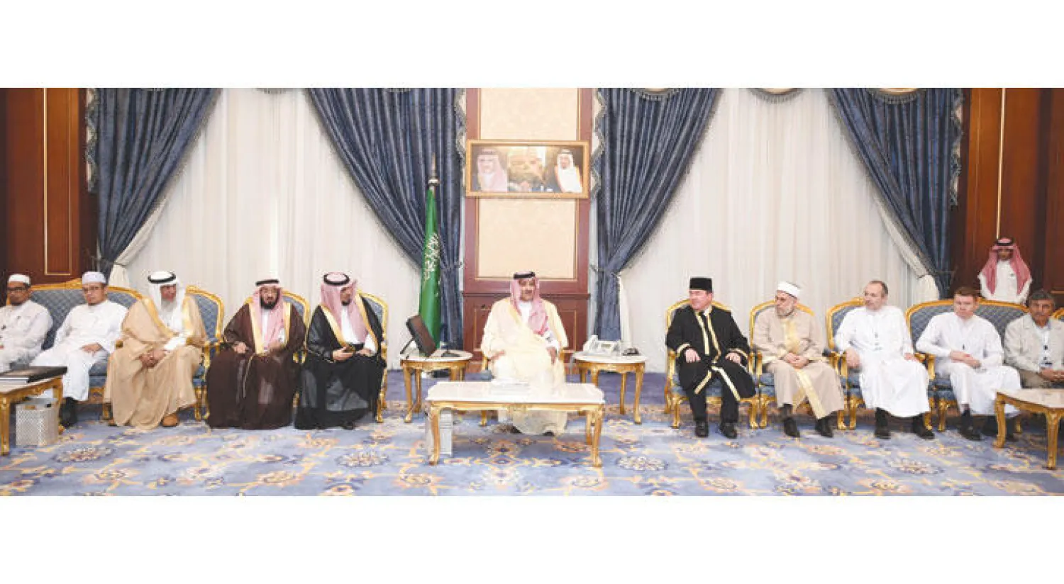 الأمير فيصل بن سلمان خلال استقباله لضيوف خادم الحرمين الشريفين للعمرة أمس (واس)