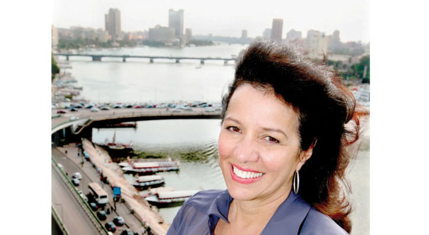 فران مايرز منتجة قناة «الحرة» الأميركية ويظهر خلفها نهر النيل (« الشرق الأوسط »)