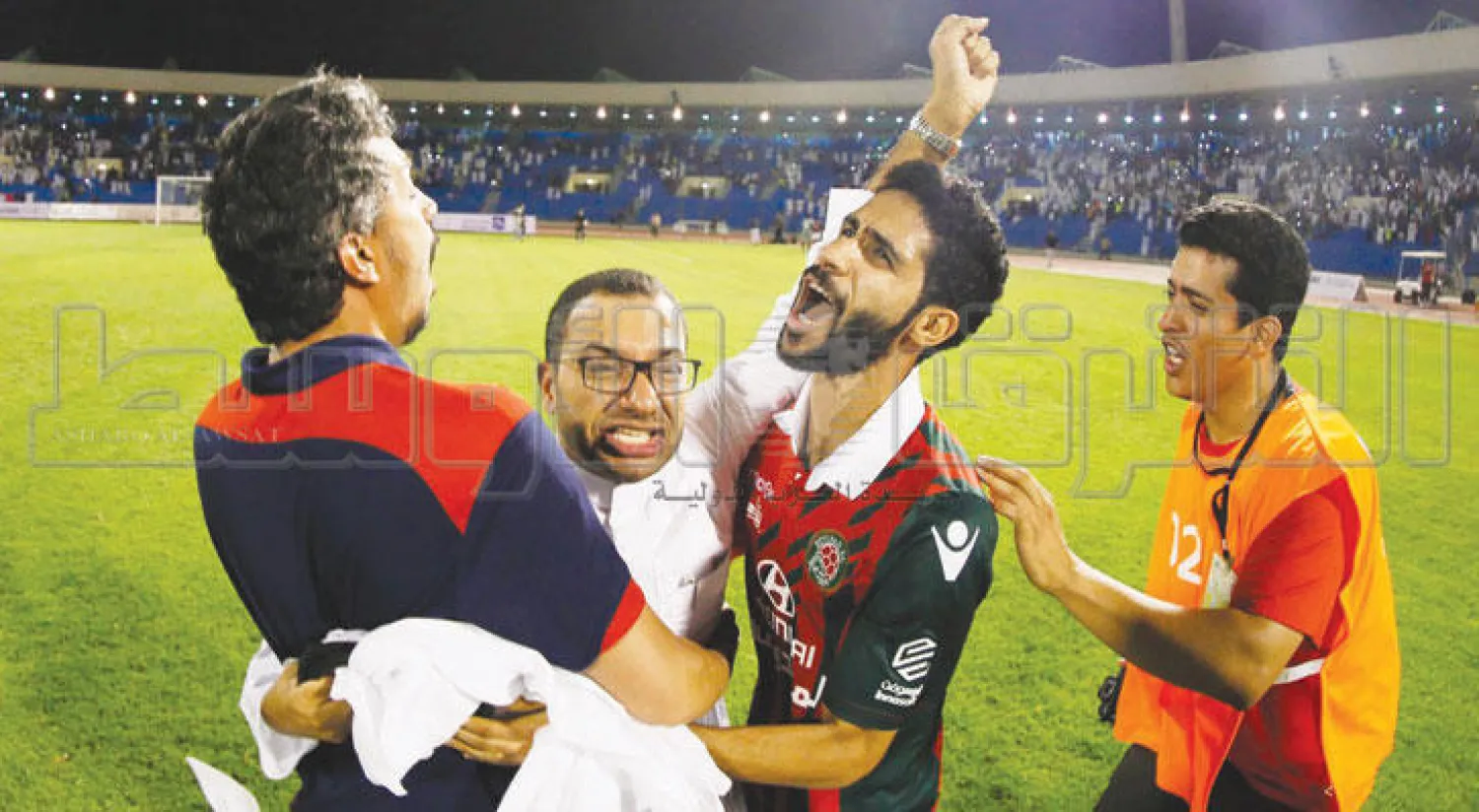 الدبل يحتفل مع لاعبيه بالعودة إلى دوري الكبار (تصوير: عيسى الدبيسي)