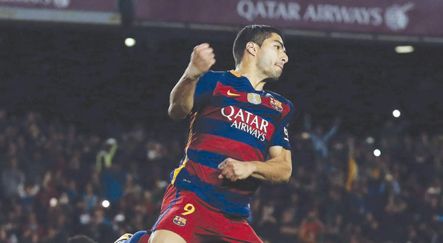 سواريز يقفز احتفالا برباعيته في مرمى خيخون (رويترز)