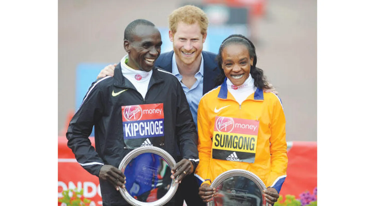 الأمير هاري يتوج الكينيين كيبتشوجي وسومجونغ بطلي ماراثون لندن (إ.ب.أ)