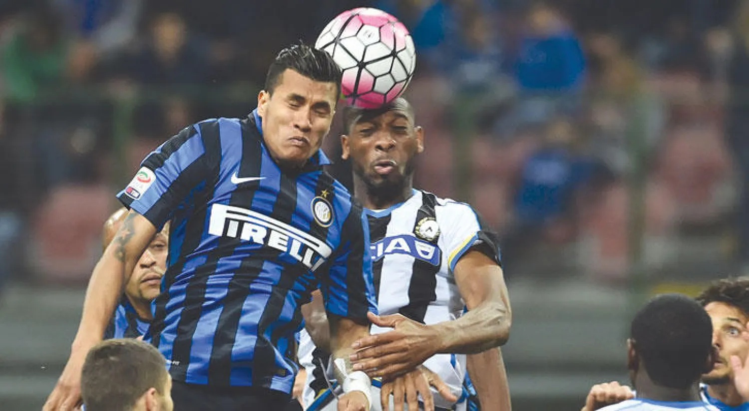 صراع بين المالي مولا والكولومبي ميرلو في مباراة أودينيزي والإنتر التي لم يشارك فيها أي لاعب إيطالي (أ.ف.ب)