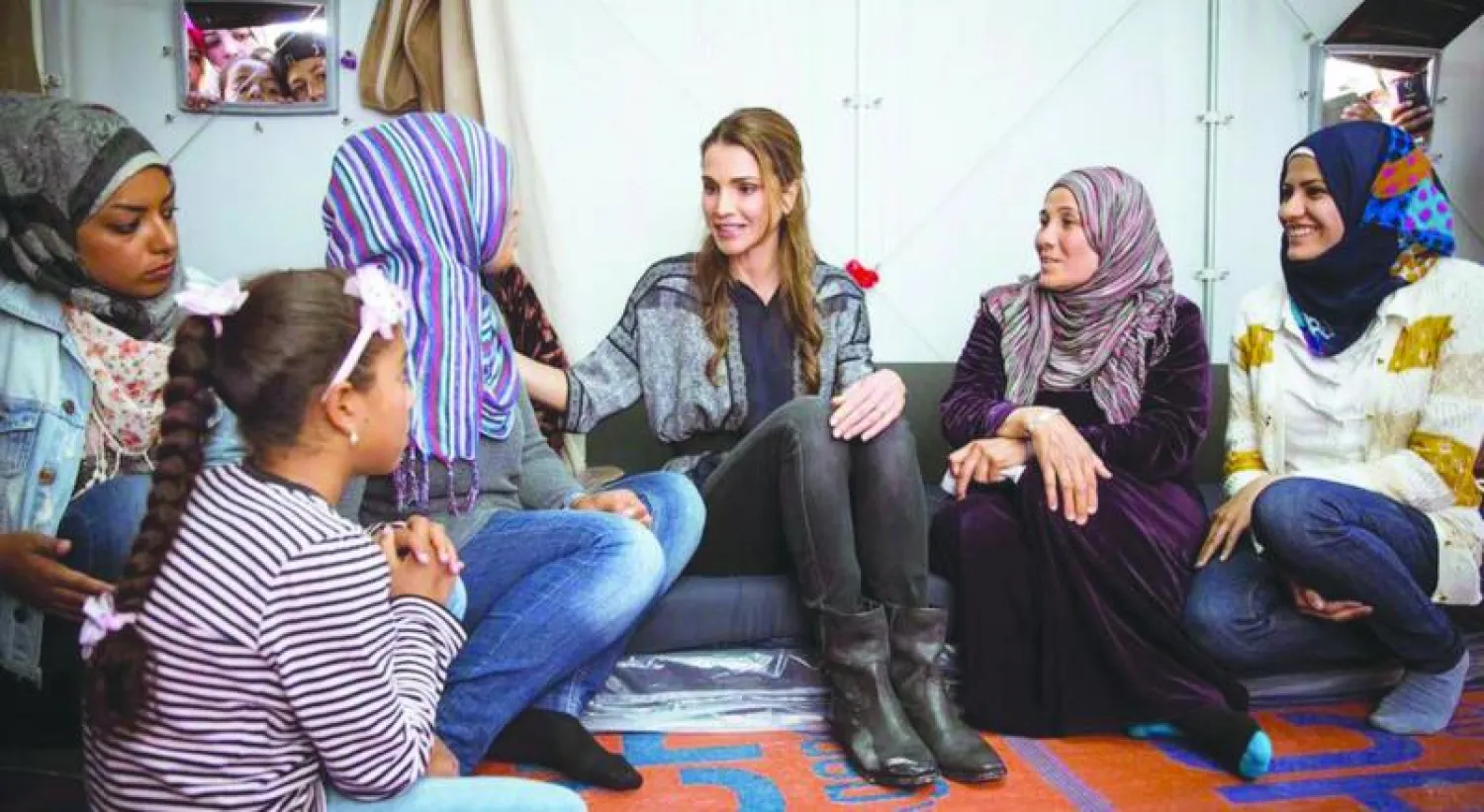 الملكة رانيا العبدالله في مخيم كارا تيب في جزيرة ليسبوس باليونان  تستمع الى هموم لاجئات في المخيم امس  (إ.ب.أ)