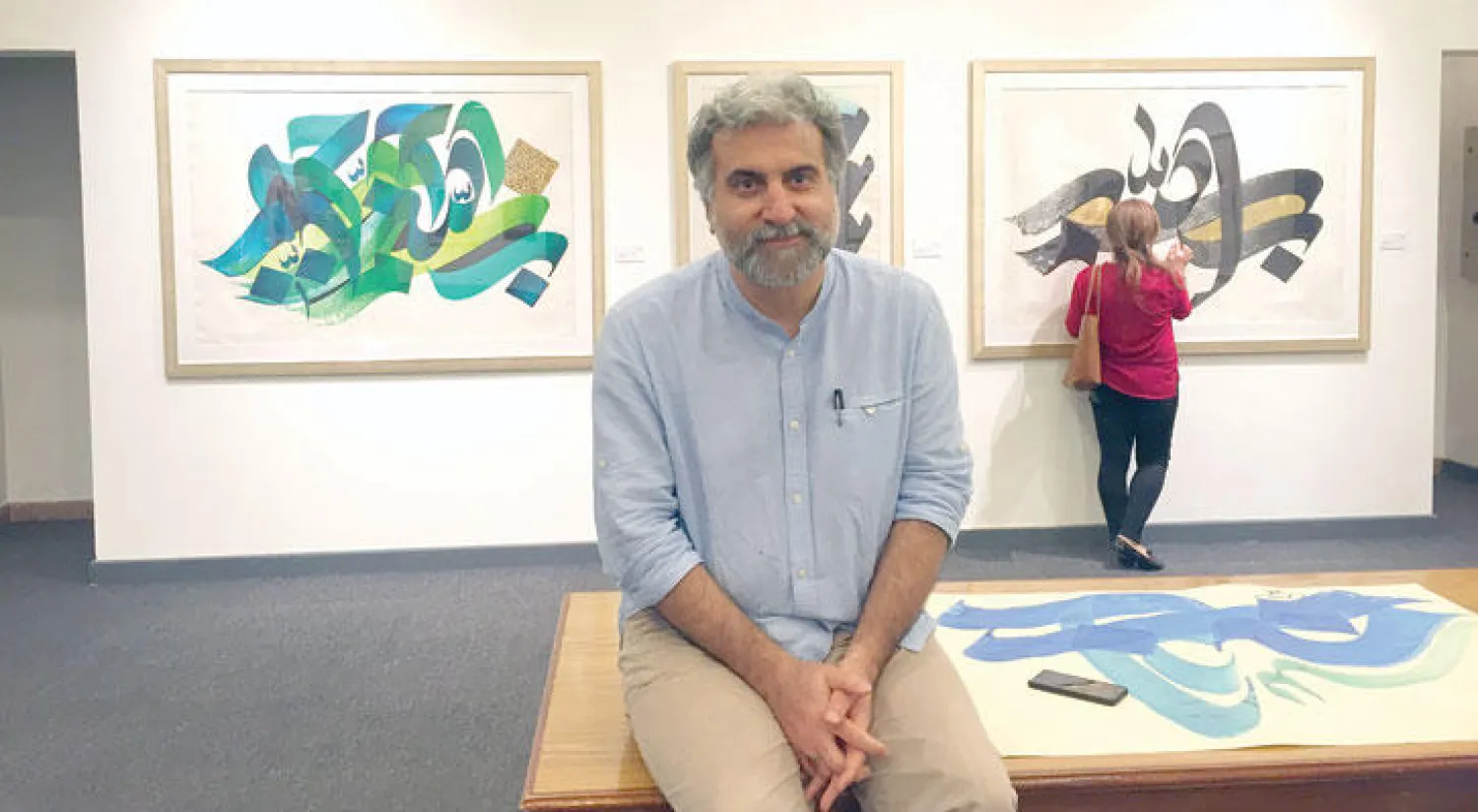 الفنان الإيراني-الفرنسي بهمن بناهي مع أعماله