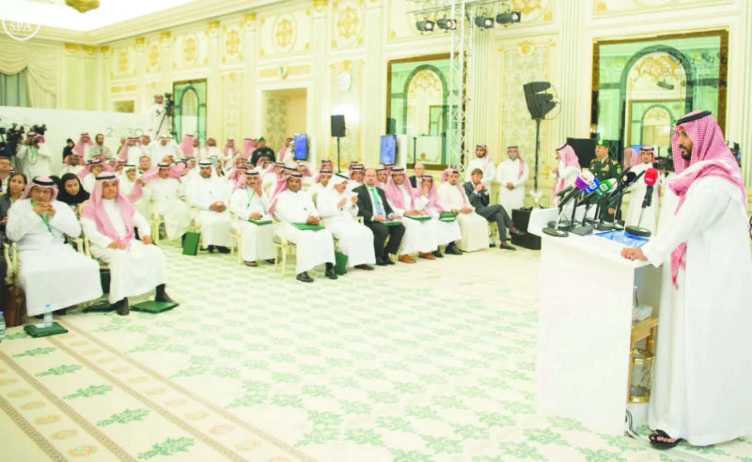 الأمير محمد بن سلمان خلال المؤتمر الصحافي ويبدو حشد من الصحافيين السعوديين والأجانب (واس)