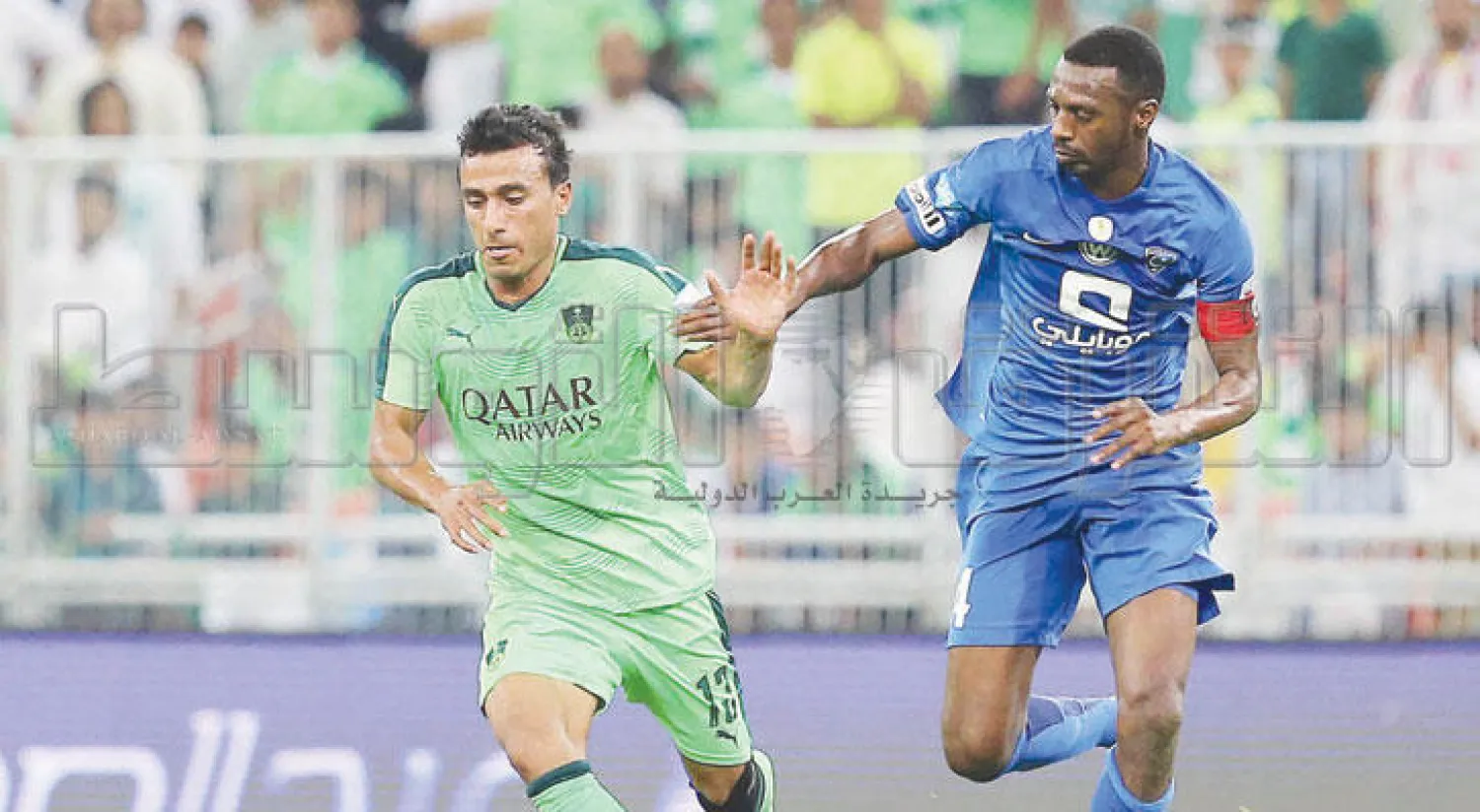 محمد عبد الشافي في صراع على الكرة مع قائد الهلال سعود كريري (تصوير: عدنان مهدلي)