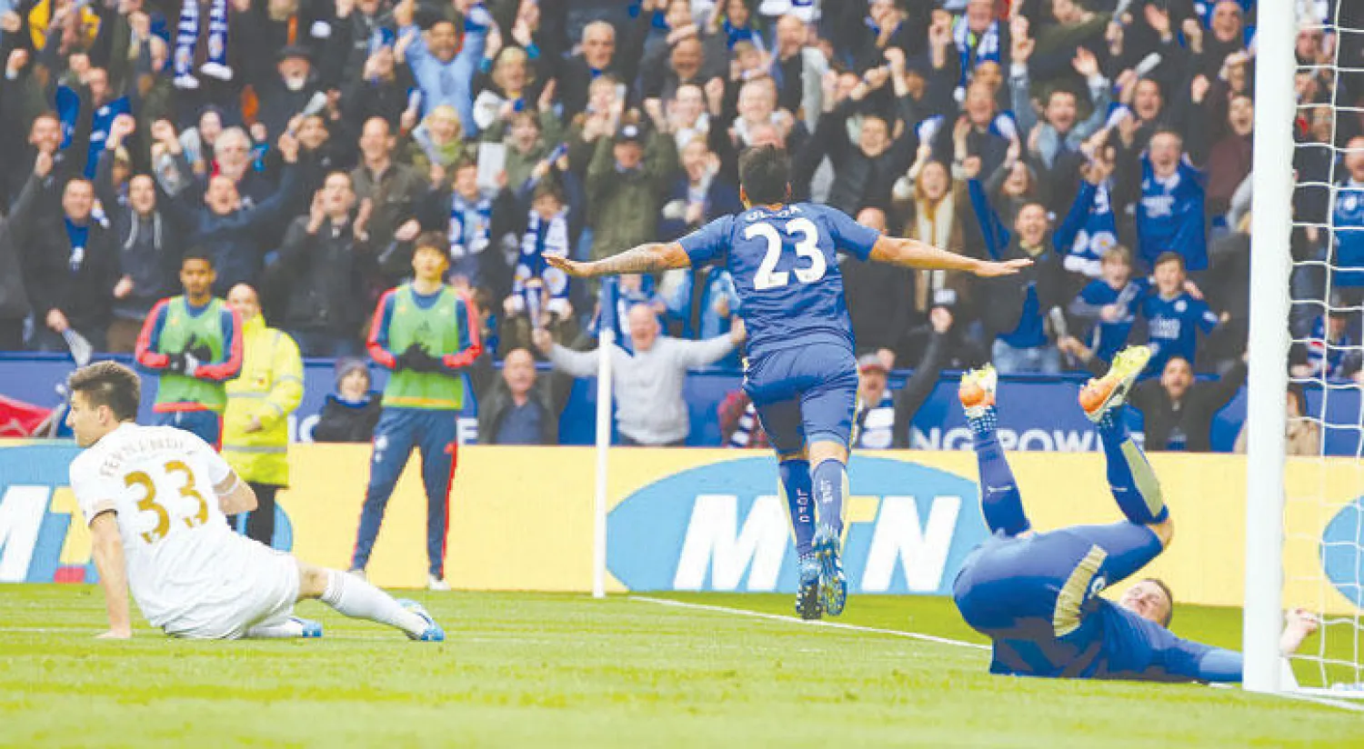 ليوناردو أولو لاعب ليستر(رقم 23) يحتفل بعد أن سجل هدفين في مرمى سوانزي (إ.ب.أ)