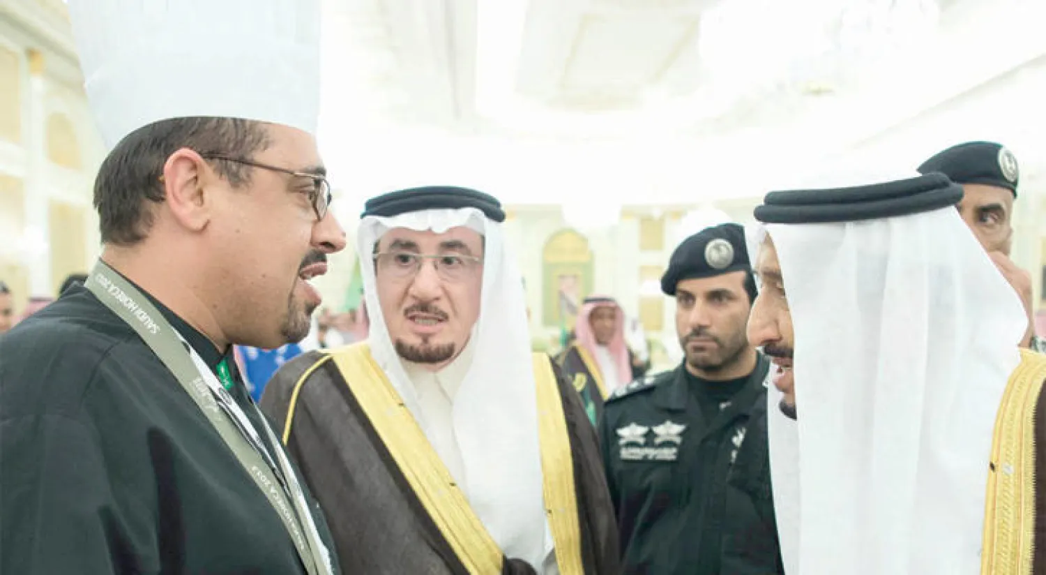 الملك سلمان بن عبد العزيز في حديث مع أحد ممثلي أصحاب المهن التقاهم أمس في الرياض ويبدو الوزير مفرج الحقباني وزير العمل (واس)