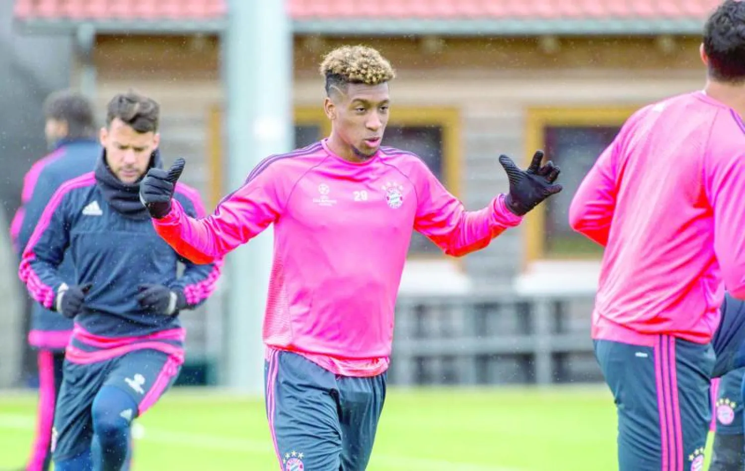 كومان خلال تدريبات بايرن ميونيخ أمس استعدادا لمواجهة أتلتيكو مدريد (إ.ب.أ)