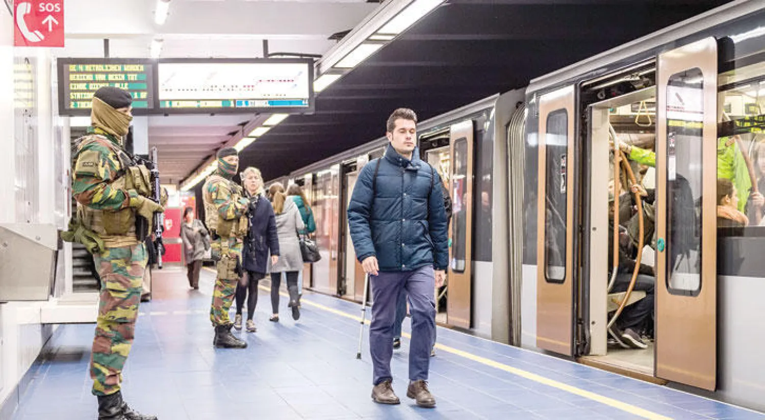 تواجد أمني في محطة قطارات مالبيك أمس بعد شهر من اعتداءات بروكسل. وكانت المحطة مسرحًا لعملية انتحارية بعد أكثر من ساعة من الاعتداء الذي استهدف مطار العاصمة البلجيكية (أ.ب)