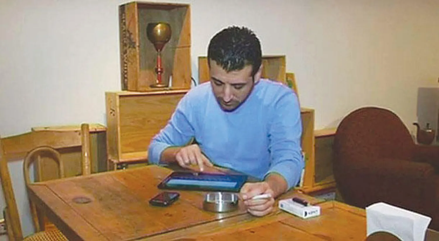 المهندس بشّار كدّو يقوم بالتجارب اللازمة لتطوير التطبيق ({الشرق الأوسط})