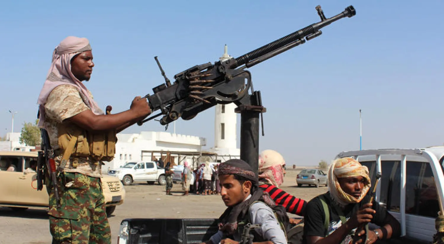 قوات أمنية على مداخل أبين خلال الحملة العسكرية المستمرة ضد «القاعدة» في المحافظات الجنوبية (أ.ف.ب)