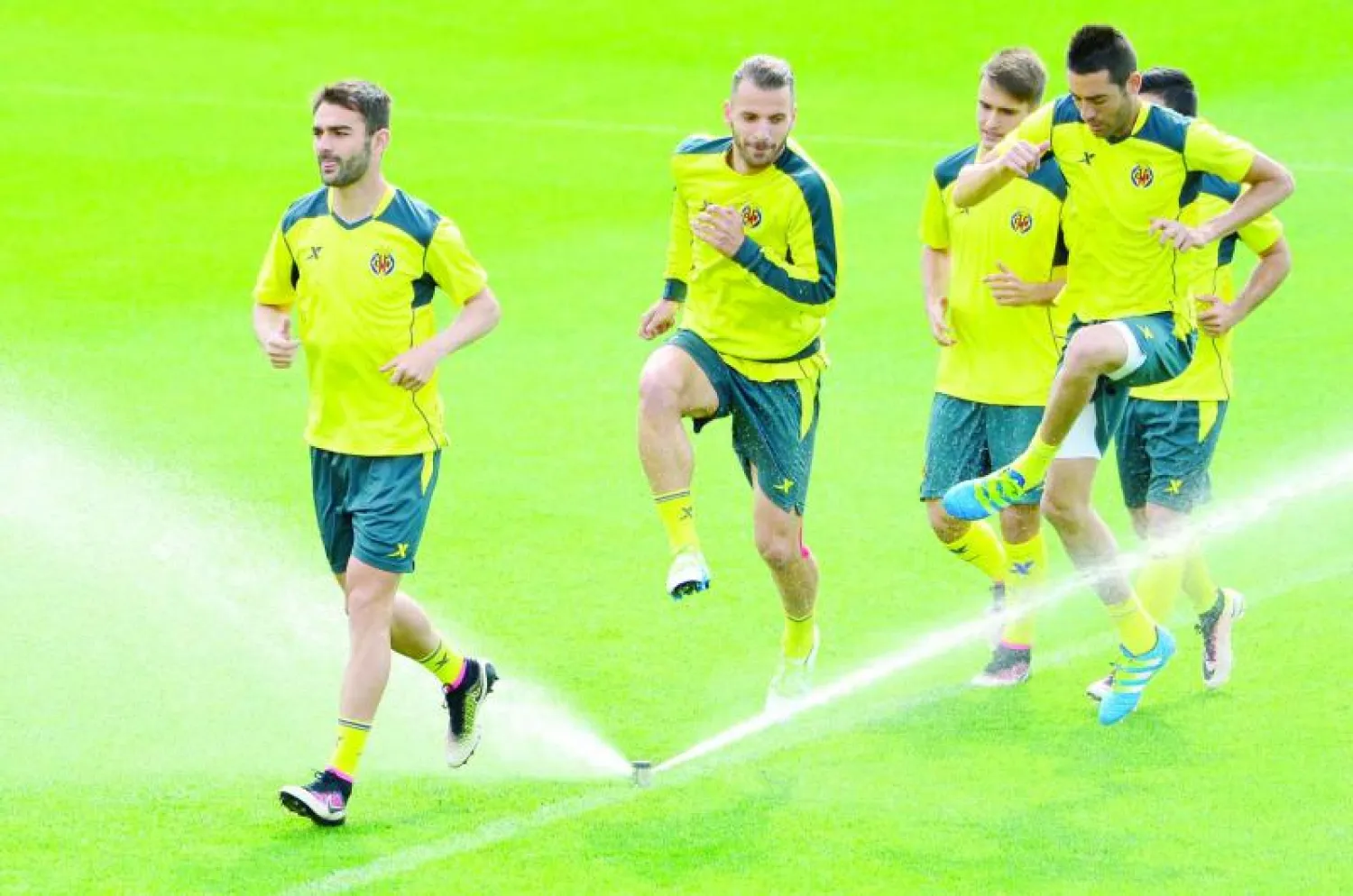 لاعبو فياريال خلال التدريبات استعدادًا لمواجهة ليفربول (أ.ف.ب)