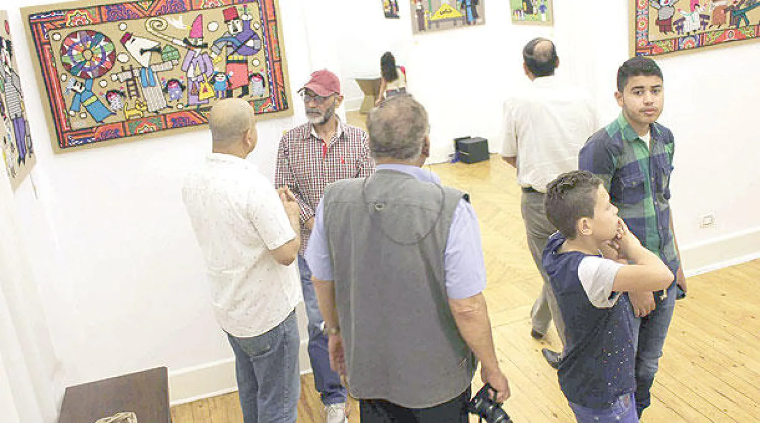 حضور يتابعون أعمال البريدي