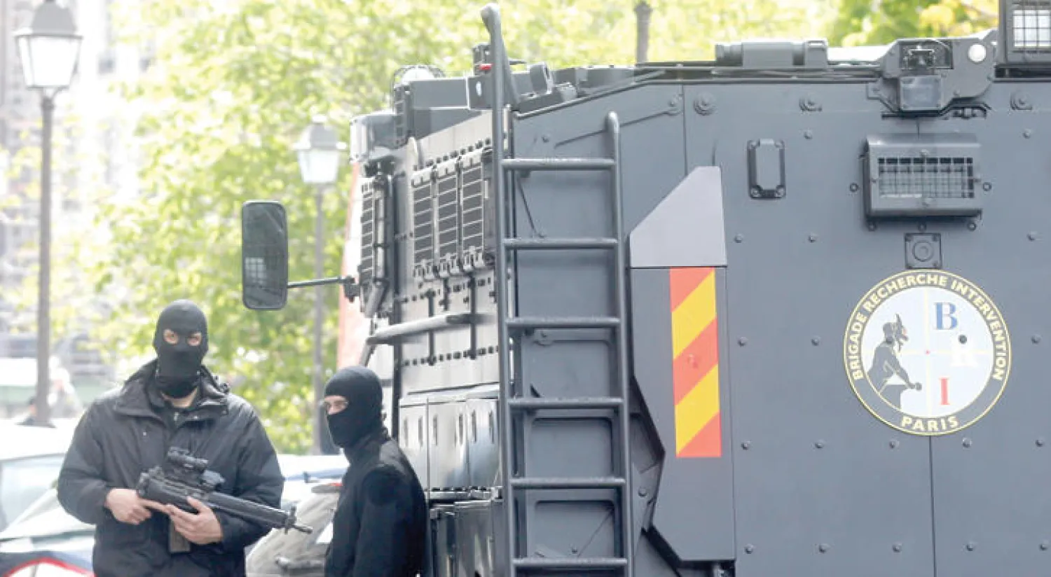 قوات خاصة من الأمن الفرنسي يأمنون مبنى محكمة في باريس بعد تسليم صلاح عبد السلام إلى السلطات الفرنسية أمس (رويترز)