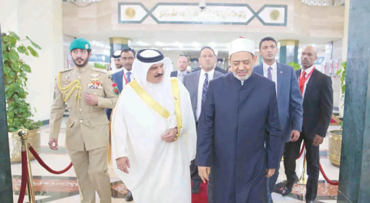 الملك حمد بن عيسى آل خليفة خلال زيارته مقر مشيخة الأزهر بالقاهرة («الشرق الأوسط»)