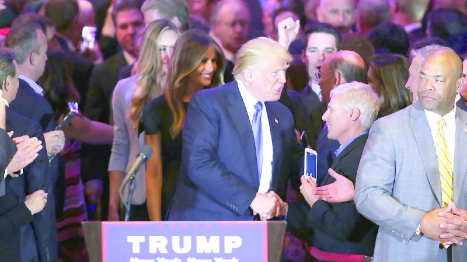 المرشح الجمهوري المحتمل دونالد ترامب يجتمع بمؤيديه في «برج ترامب» أمس في نيويورك (أ.ف.ب)