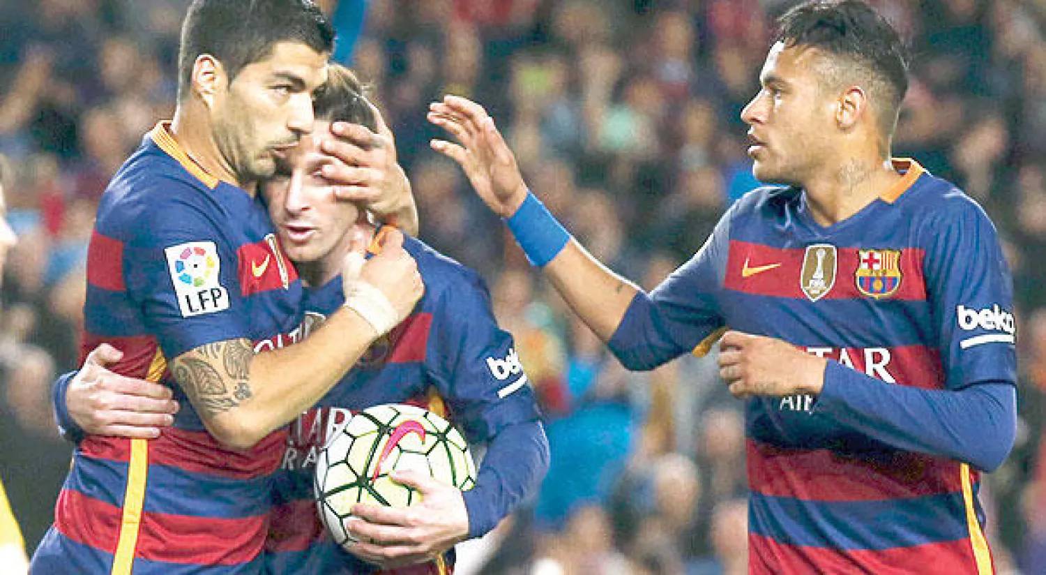 نيمار وميسي وسواريز ثلاثي هجوم برشلونة يدركون أن لا مجال للخطأ (رويترز)