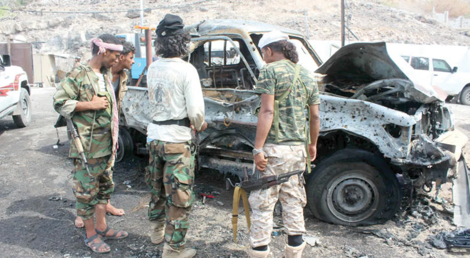 انفجرت السيارة عند بوابة منزل اللواء شلال شائع الواقع في ساحل غولد مور في منطقة التواهي جنوب غربي عدن (أ.ف.ب)