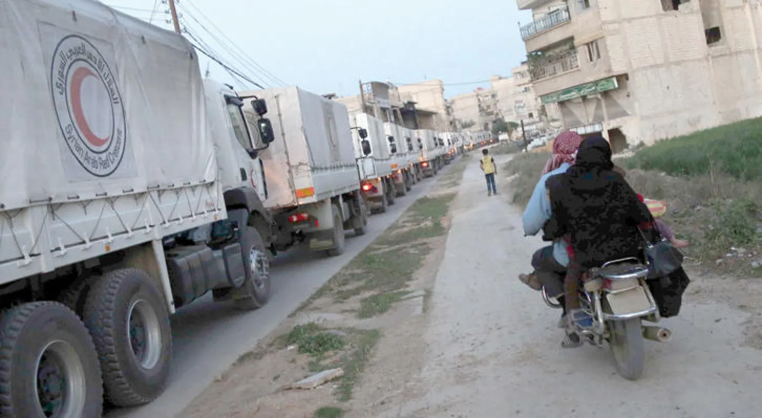 مساعدات إغاثية من الأمم المتحدة عبر الهلال الأحمر السوري باتجاه بلدة سقبا في الغوطة الشرقية قبل أيام (أ.ف.ب)