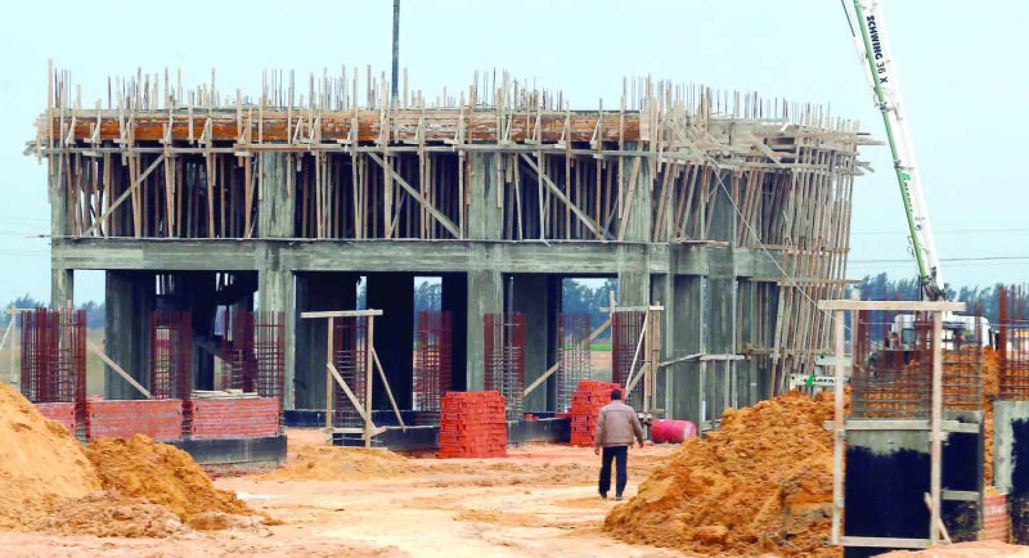 مشروع استثماري قيد الإنشاء في ضواحي القاهرة (رويترز)