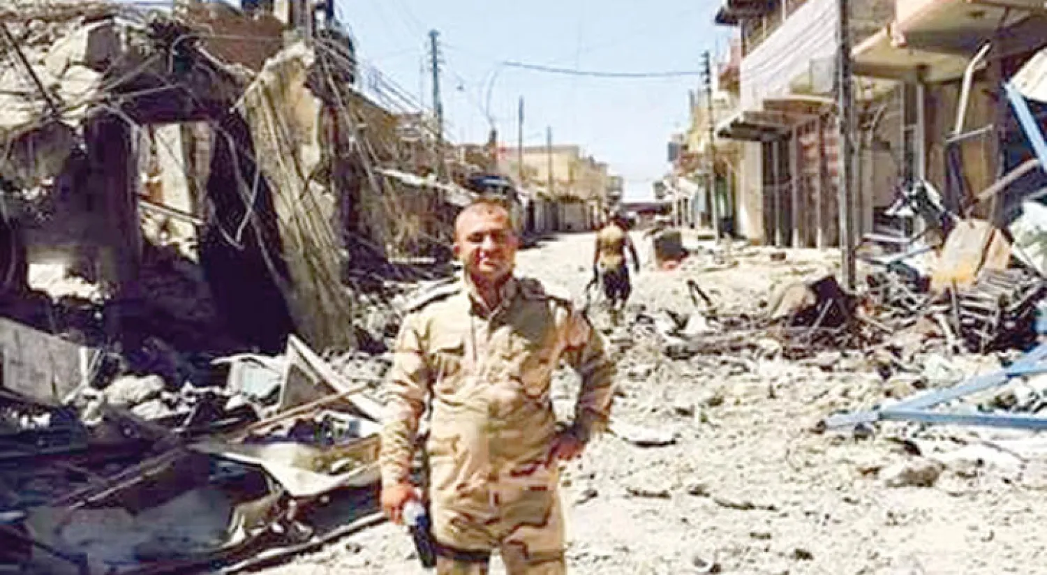 مقاتل في الجيش العراقي وسط هيت أمس («الشرق الأوسط»)